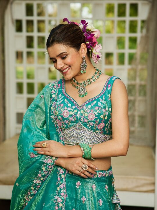 Sleeveless choli with zari embroidery detail