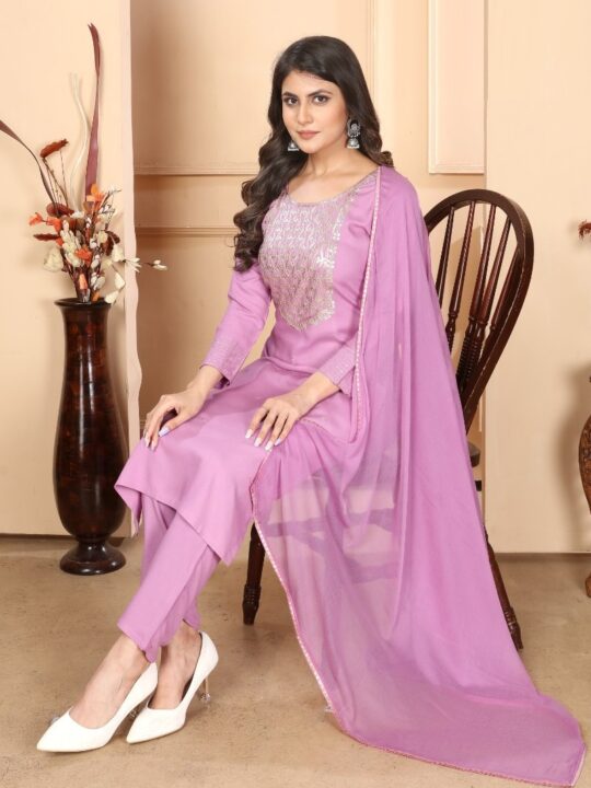 Back view of top and pant with Najmin lace dupatta