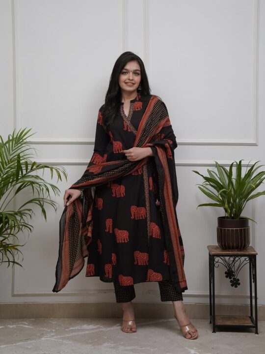 Cotton kurta set with elephant print and mirror neckline – Pramukhmart