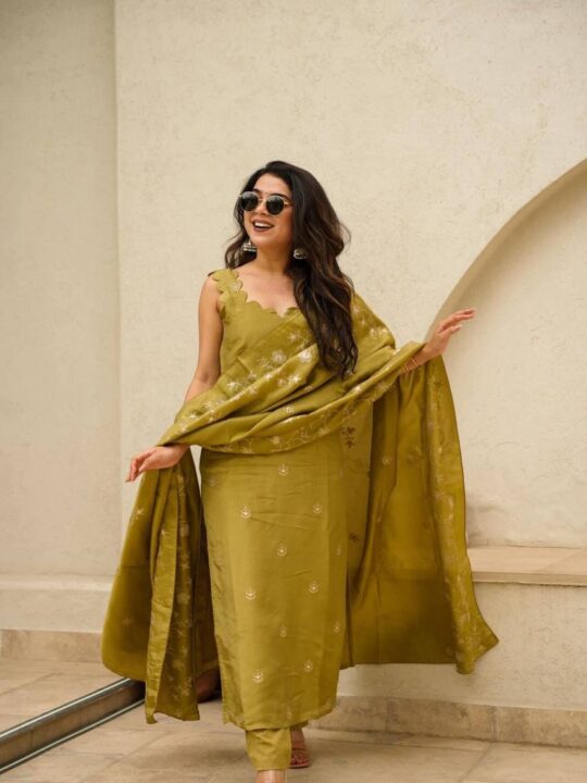 Sleeveless chinnon silk kurta with cross-stitch embroidery