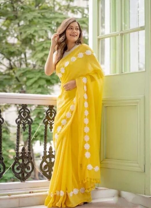 Front view of Georgette saree with lace work and latkan