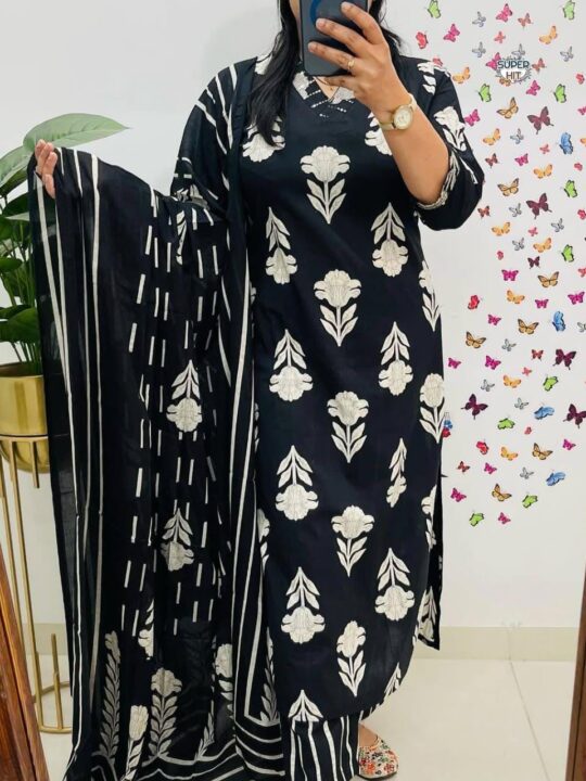 Woman wearing Sanganeri cotton kurta set with dupatta – front view