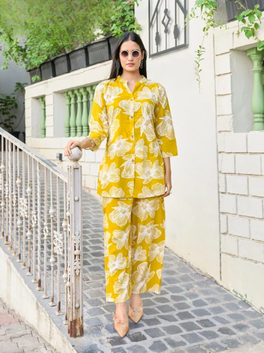 Model styling co-ord set with accessories