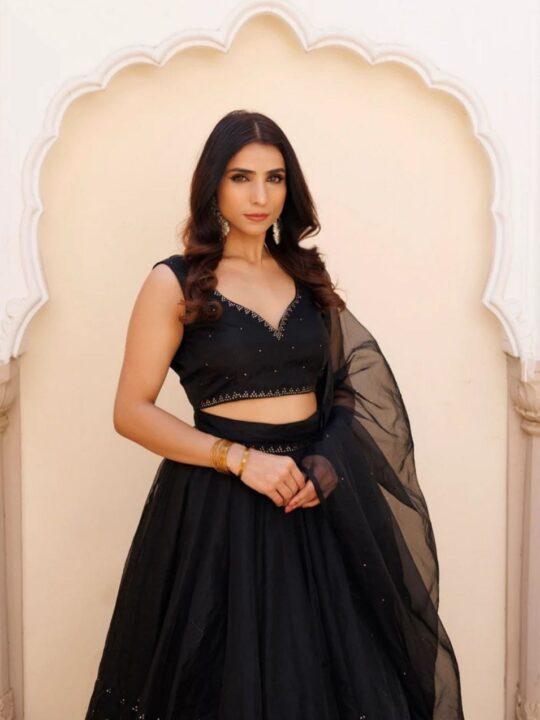 Sleeveless black blouse with deep V-back – side angle