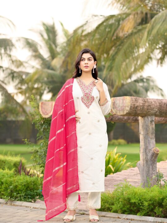 Front View – Kurti Pant Dupatta Set in Roman Silk