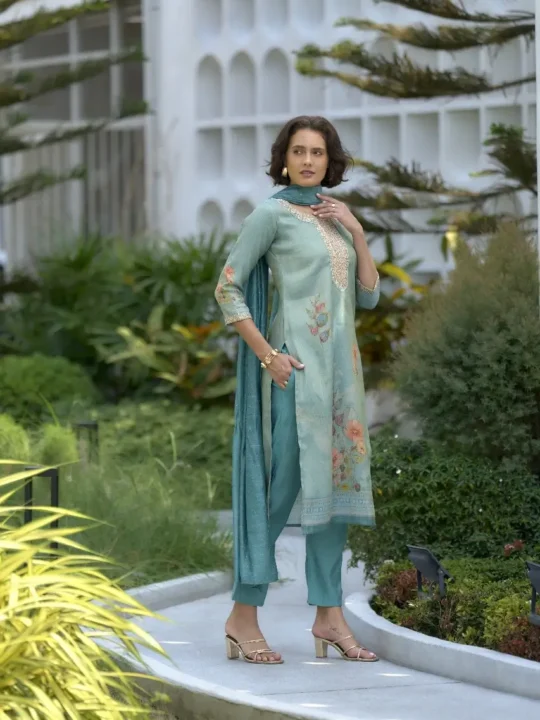 Three-quarter embroidered sleeves close-up